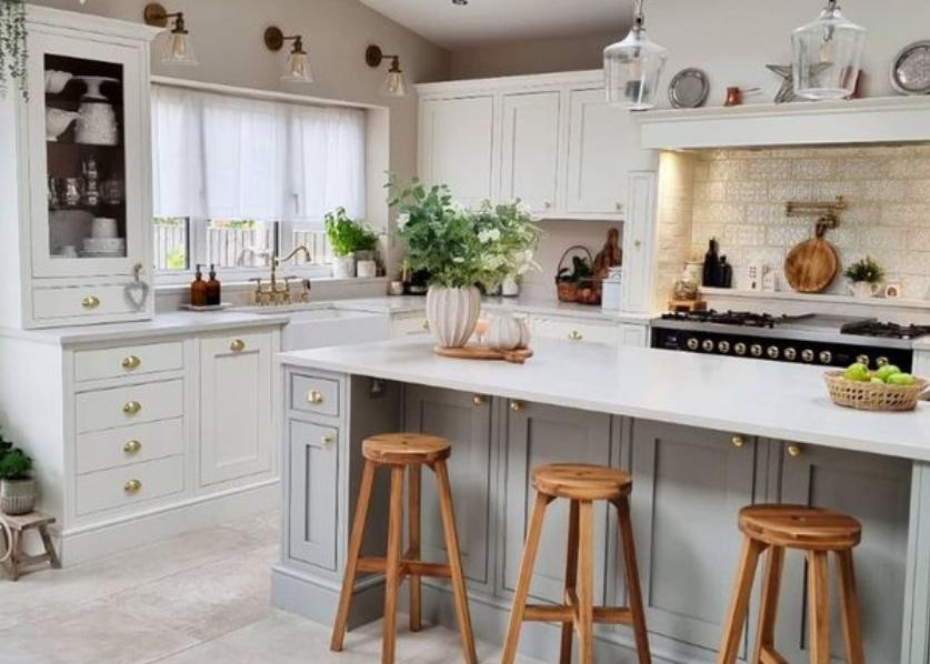 Desain Dapur Kecil Bentuk L Gaya Modern dengan Kursi Ekstra